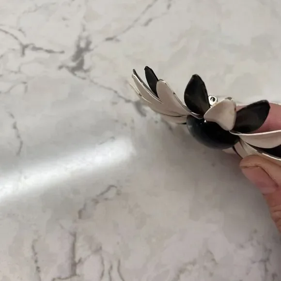 Vintage Women's Jewelry Black White Enamel Decorative Sunflower Brooch‎ Pin - Picture 6 of 9